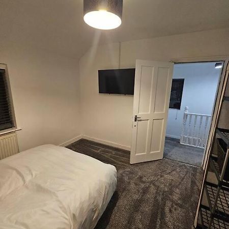 Quiet Family Home Tettenhall Bagian luar foto