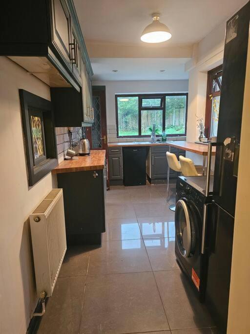 Quiet Family Home Tettenhall Bagian luar foto