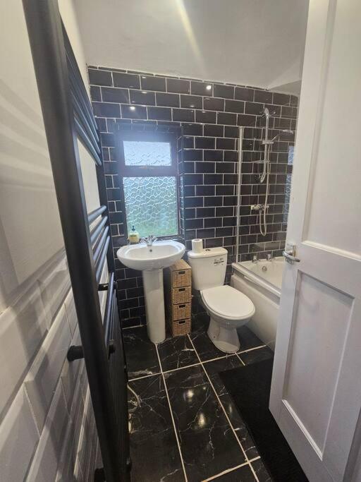 Quiet Family Home Tettenhall Bagian luar foto
