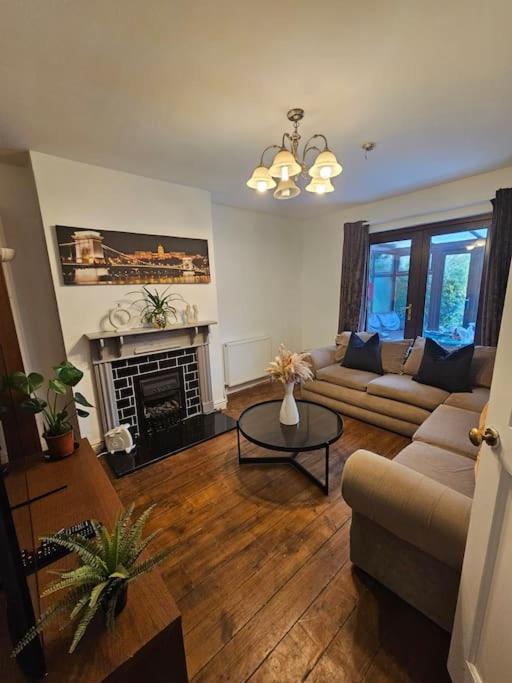 Quiet Family Home Tettenhall Bagian luar foto